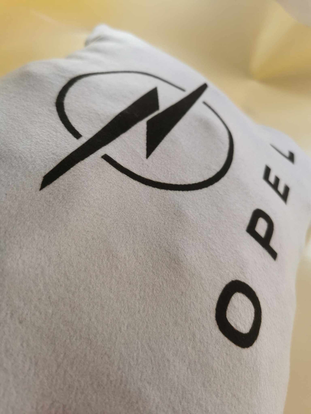 Autó logóval ellátott párna