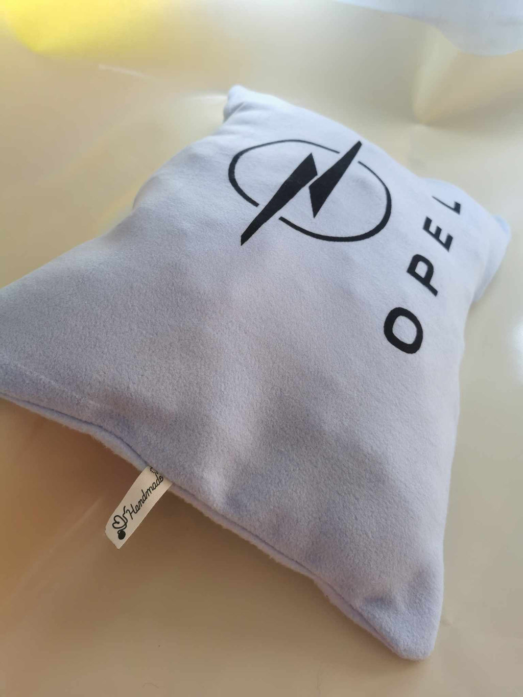 Autó logóval ellátott párna